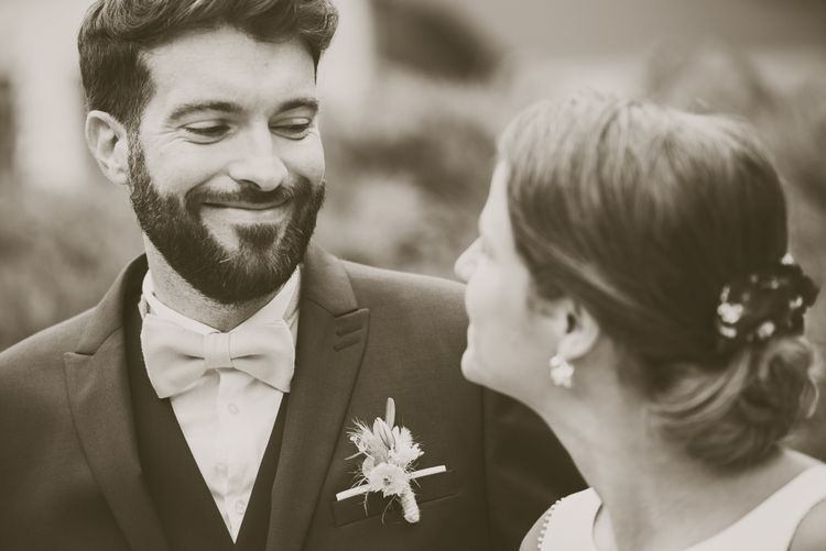 Jeunes mariés se regardent