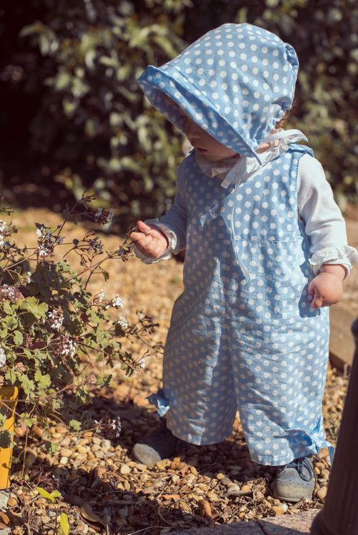 Bébé avec barboteuse et chapeau à poids
