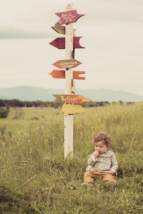 Bébé assis dans la nature 