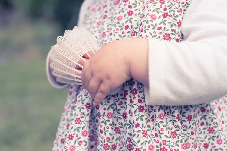 Robe bébé fille joue avec volant de badminton