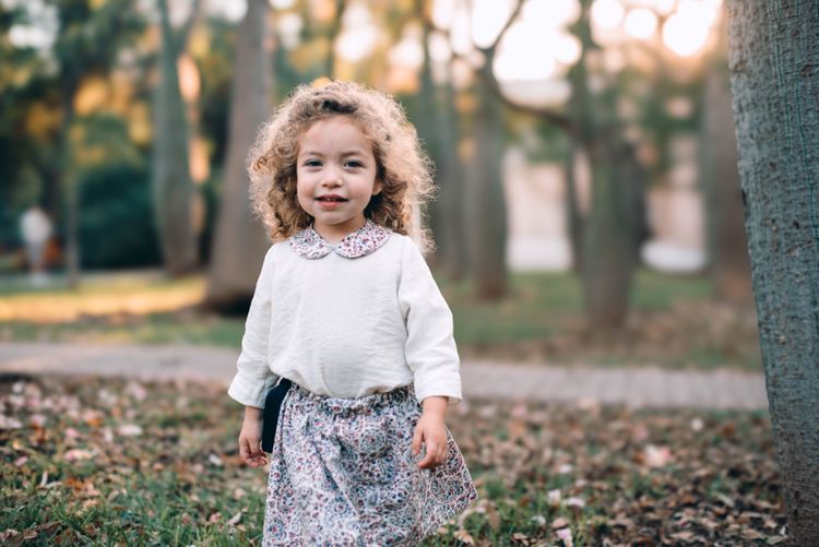 Chemisier à col Claudine et jupe à ruban 