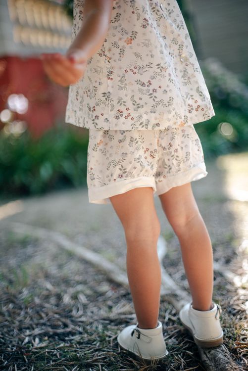 Ensemble chemisier et short blancs à fleurs 