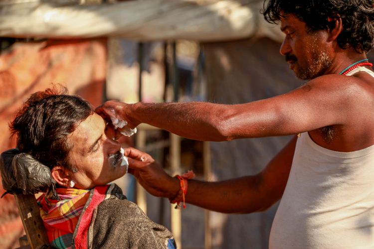 Barber in the streets of Kolkata