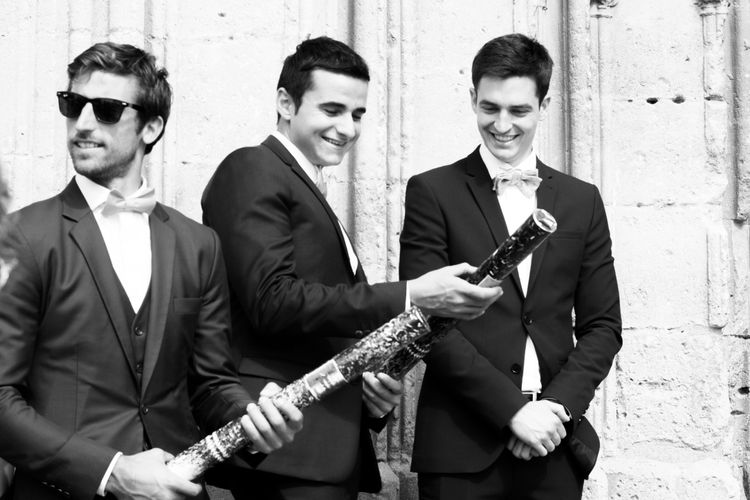 Guests about to through confettis